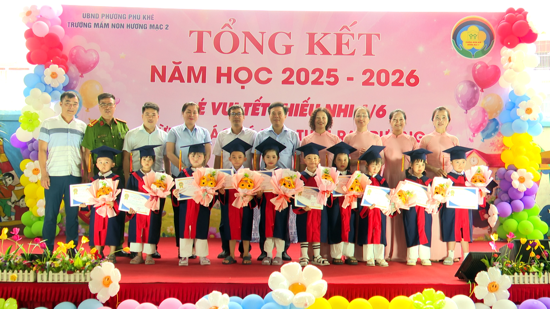 Bí thư Đảng ủy phương Đỗ Văn Hà tặng quà tết thiếu nhi 1/6